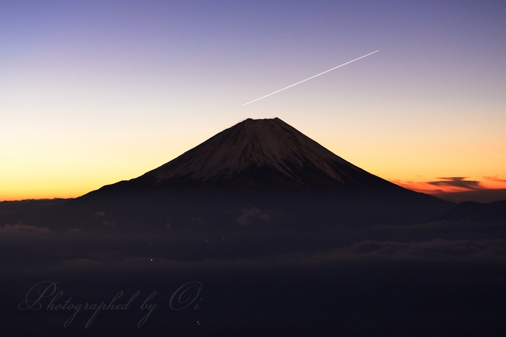富士山と夜ٮけの流星の写真̌̎富士をかすめる流星̏ - 南アルプス前衛エリア࿸山梨ݼ࿹̍