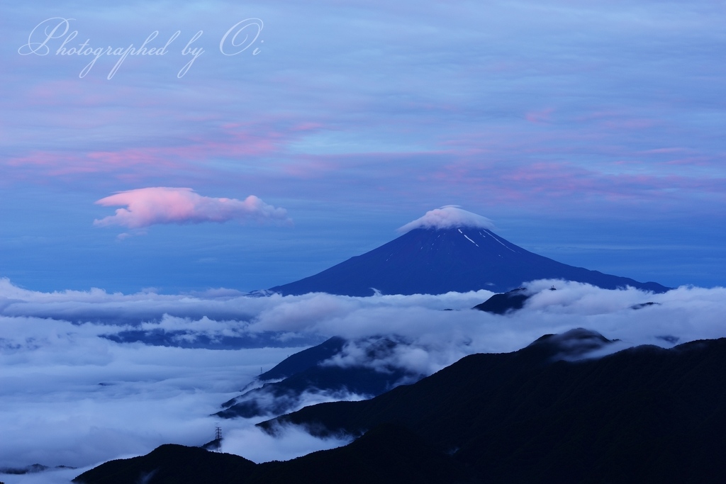 雁ヶ腹摺山から朝焼けの富士山の写真̌̎梅雨間の細光̏ - 大ٸע秀麗富嶽十二景・周辺山エリア࿸山梨ݼ࿹̍
