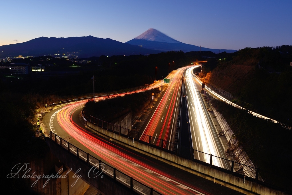 Ӻ豆縦貫道の光跡と富士山の写真̌̎ヒカリの交差点̏ - 沼津ע街地・ө島・函南周辺エリア࿸静岡ݼ࿹̍