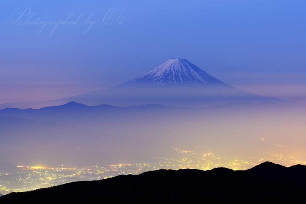 国師ヶ岳からの富士山の写真̌̎薄ٮに際立つ̏ - 奥秩父連山稜線エリア࿸山梨ݼ・長野ݼ࿹̍