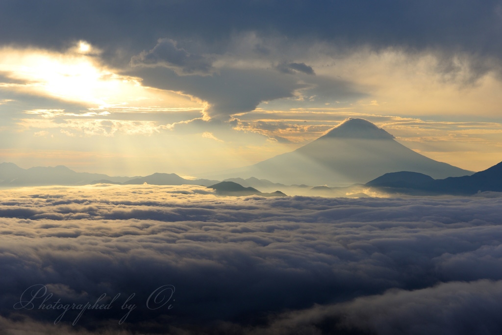 雲海と光芒と富士山の写真̌̎宇宙からの迎え̏ - 南アルプス前衛エリア࿸山梨ݼ࿹̍
