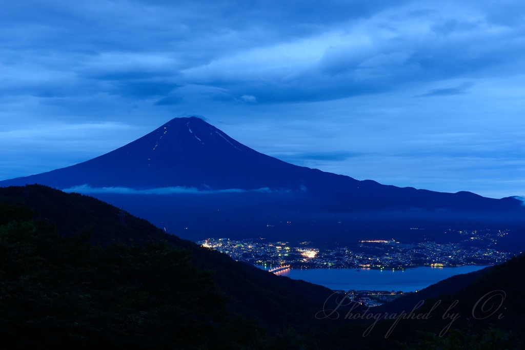 御坂峠の夜景と富士山の写真̌̎۶黒の稜線̏ - 河口湖・御坂周辺山エリア࿸山梨ݼ࿹̍