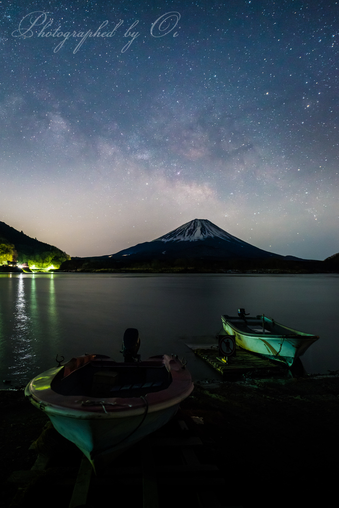 精進湖より天の川と富士山とボートを撮影したの写真̌̎One Scenȅ - 精進湖・本栖湖・富士五湖西部周辺エリア࿸山梨ݼ࿹̍