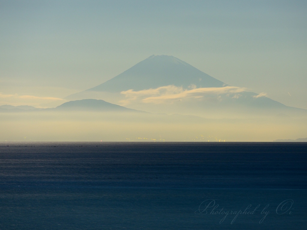 ө戸海岸からの遠望の富士山の写真̌̎深夜遠望̏ - ө浦半島࿸逗子葉山・横ঈ賀・ө浦࿹エリア࿸神奈川ݼ࿹̍