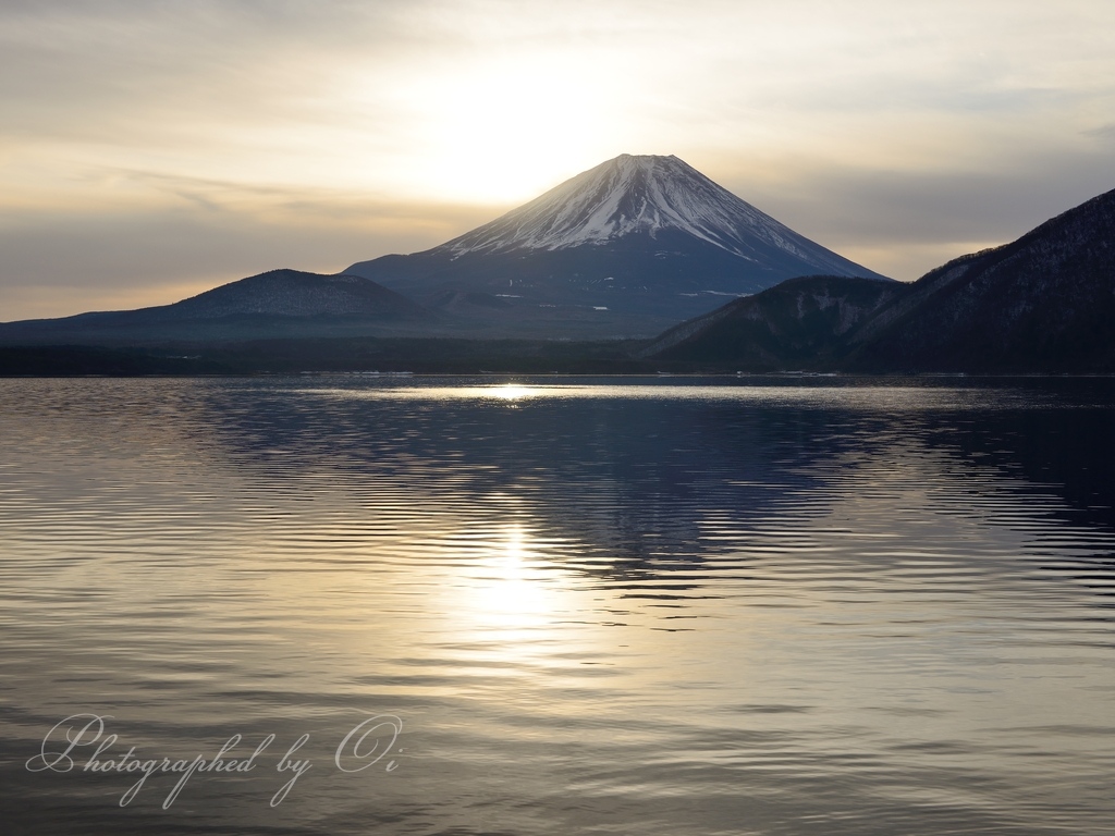 本栖湖より望む夜ٮけの富士山の写真̌̎׬望̏ - 精進湖・本栖湖・富士五湖西部周辺エリア࿸山梨ݼ࿹̍