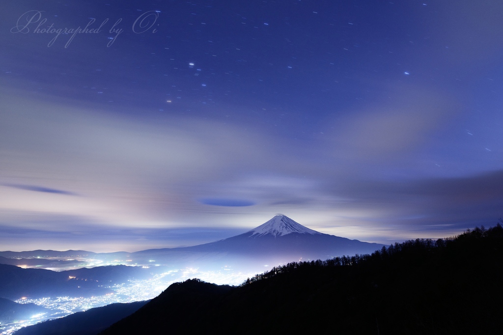 өつ峠の夜景と富士山の写真̌̎夜空のヴェール̏ - 河口湖・御坂周辺山エリア࿸山梨ݼ࿹̍