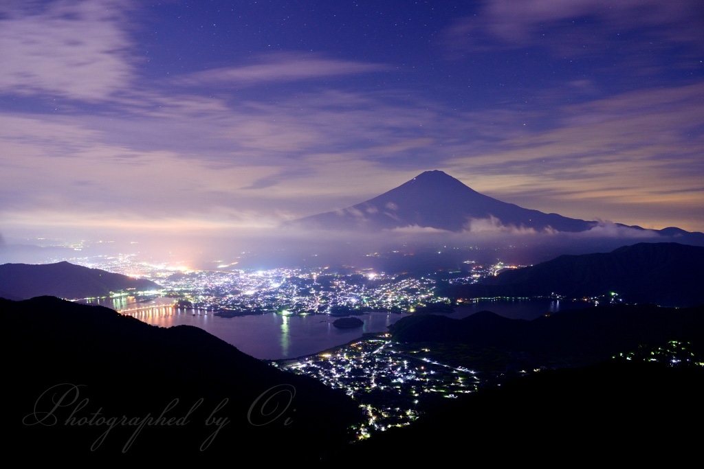 新道峠の夜景と富士山の写真̌̎夜雲たなびく̏ - 河口湖・御坂周辺山エリア࿸山梨ݼ࿹̍