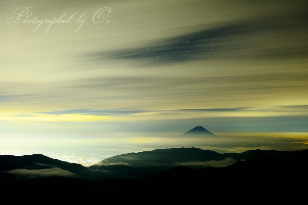北岳からの夜景と富士山の写真̌̎夜空の流れ̏ - 南アルプス北部エリア࿸山梨ݼ࿹̍