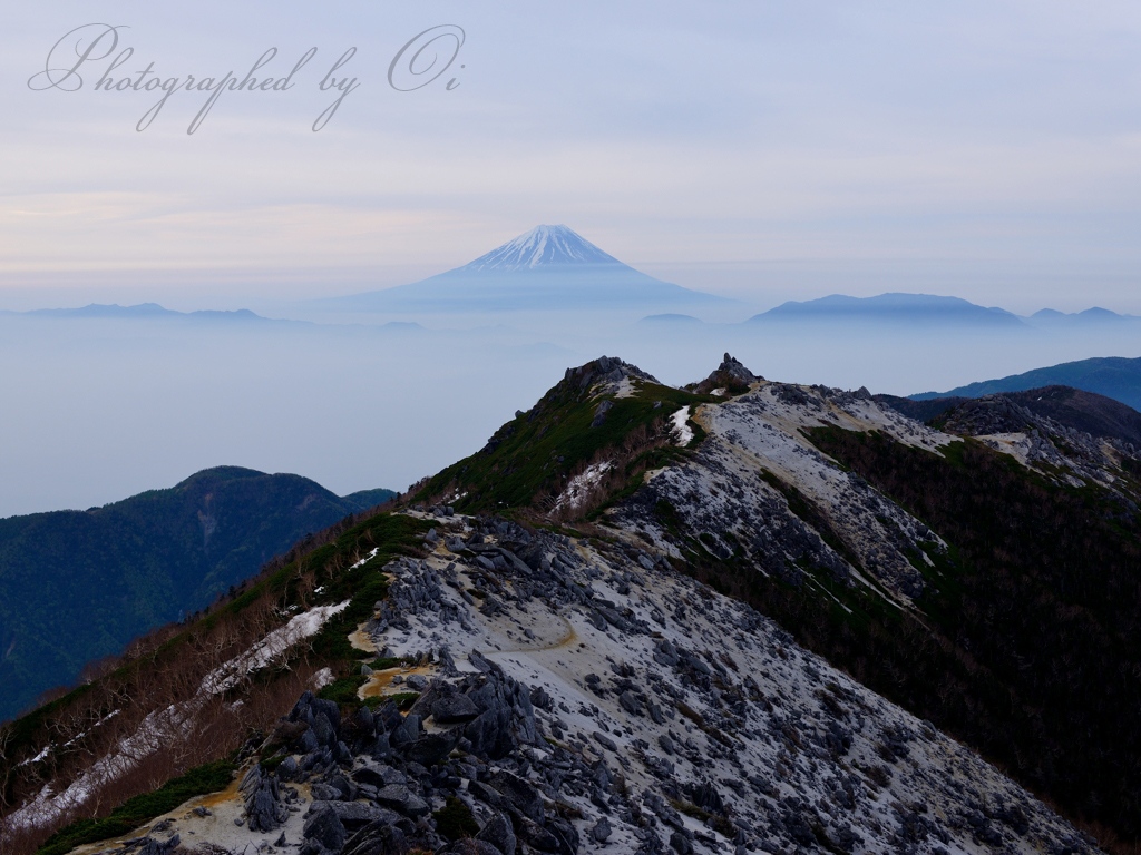 観音岳からの富士山の写真̌̎鳳凰曇天̏ - 南アルプス北部エリア࿸山梨ݼ࿹̍