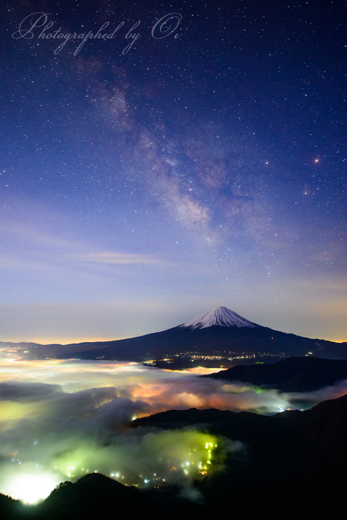 新道峠から望む天の川と雲海の富士山の写真