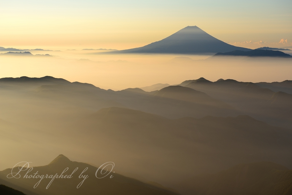 農鳥岳から望む富士山の写真̌̎黄金の輝き̏ - 南アルプス北部エリア࿸山梨ݼ࿹̍