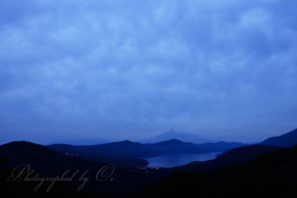 大観山からの富士山と雲の写真̌̎願いは届かず̏ - 箱根外輪山・芦ノ湖周辺エリア࿸神奈川ݼ・静岡ݼ࿹̍