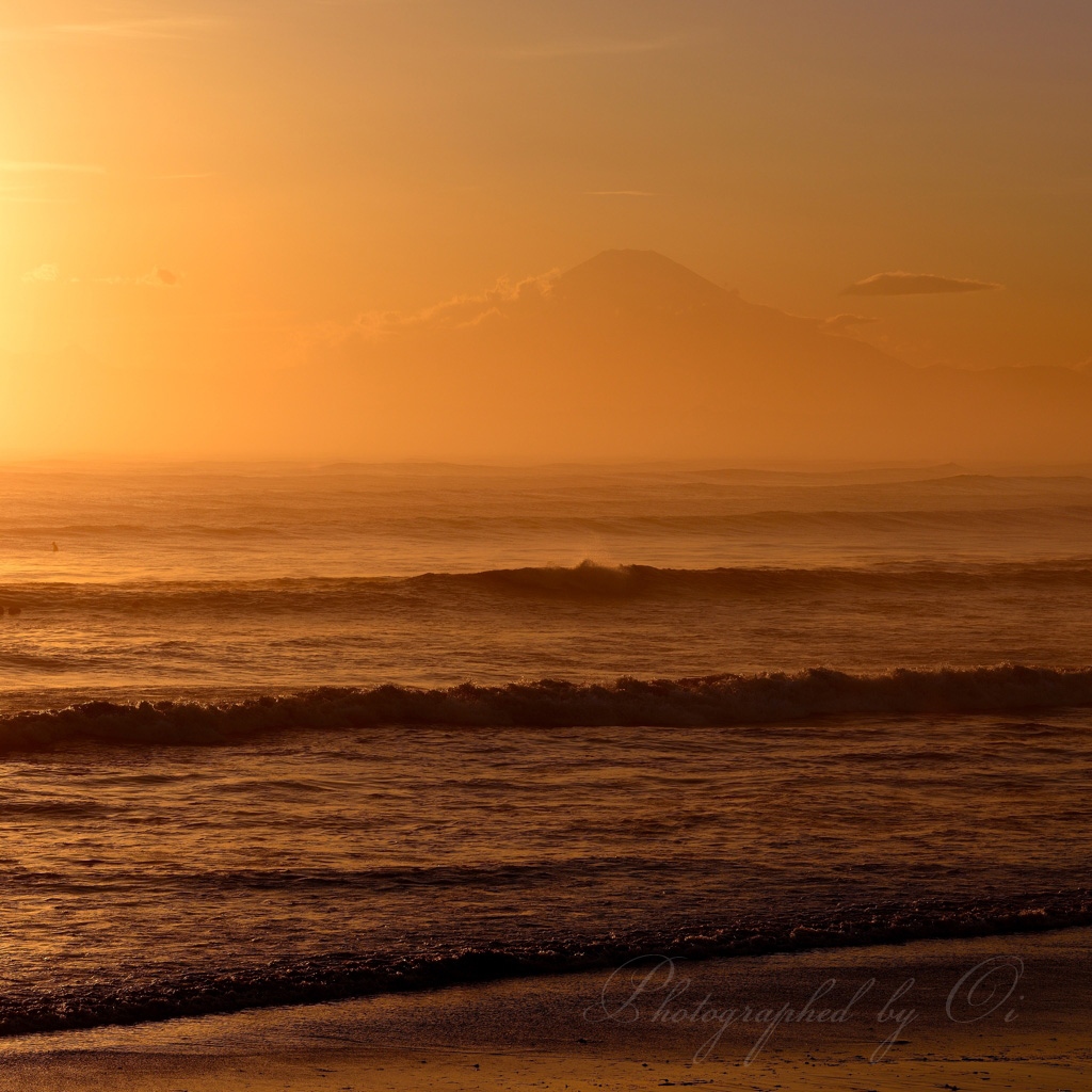 片瀬西浜海岸から望む富士山の写真̌̎黄金に佇む̏ - 湘南江ノ島・鎌ԉエリア࿸神奈川ݼ࿹̍