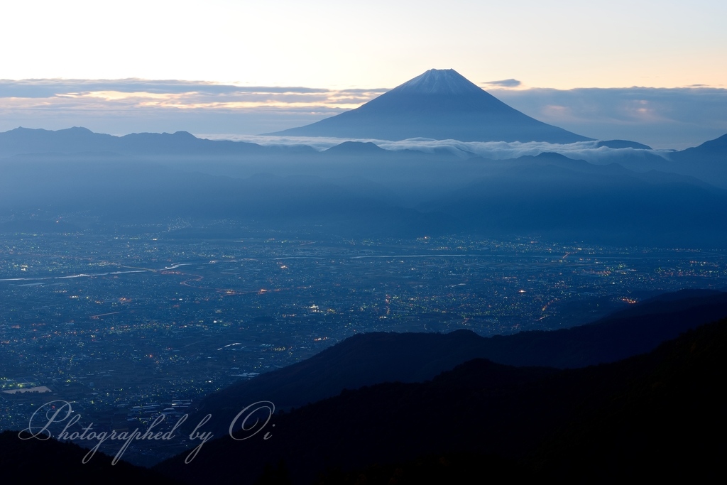 甘利山から望む夜ٮけの富士山と夜景の写真̌̎夜ٮけに佇む̏ - 南アルプス前衛エリア࿸山梨ݼ࿹̍