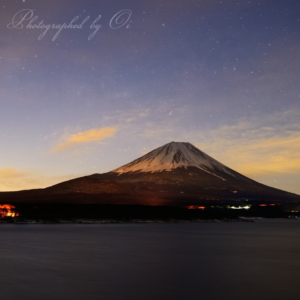 本栖湖から望むٸ光の富士山と夜景の写真̌̎真夜中の照ٮ̏ - 精進湖・本栖湖・富士五湖西部周辺エリア࿸山梨ݼ࿹̍