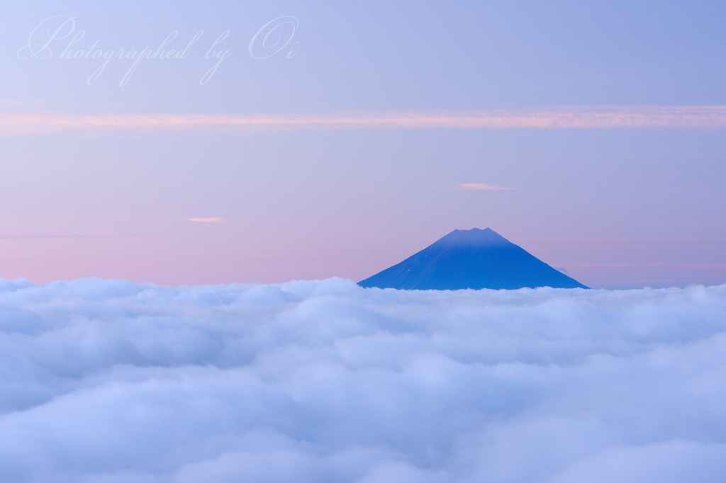 国師ヶ岳の雲海と朝焼けの写真̌̎雲Ӫひとすじ̏ - 奥秩父連山稜線エリア࿸山梨ݼ・長野ݼ࿹̍