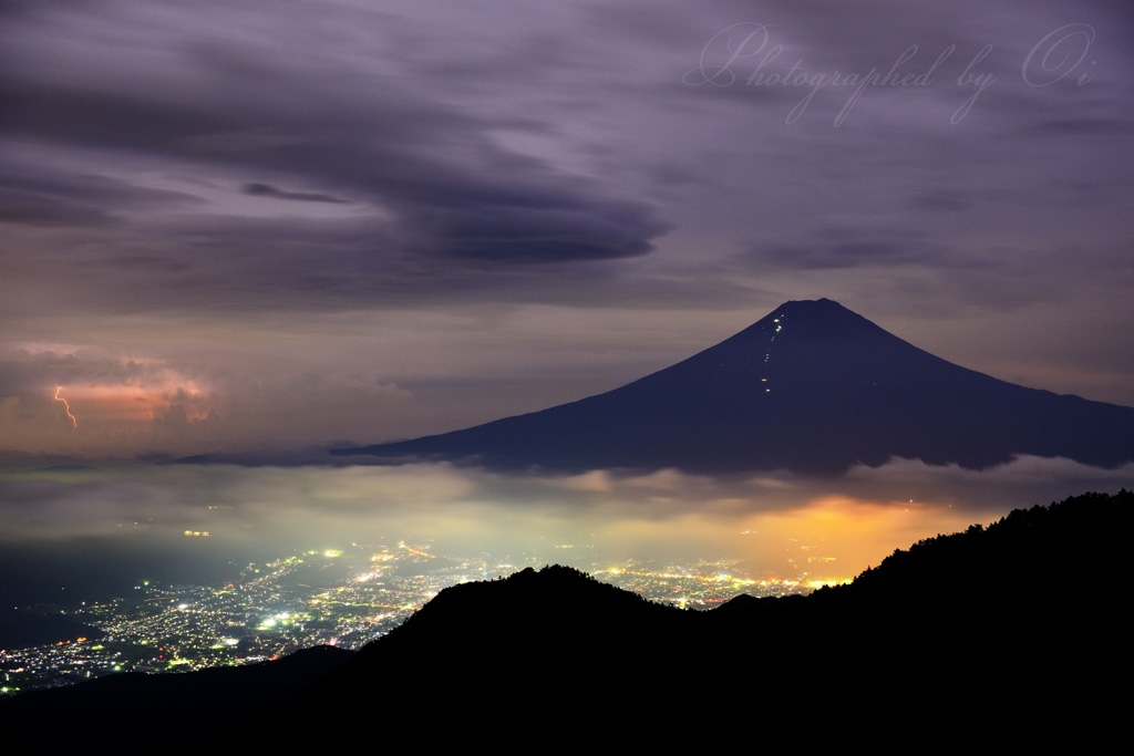 雷と富士山の写真̌̎雷光との出会い̏ - 河口湖・御坂周辺山エリア࿸山梨ݼ࿹̍
