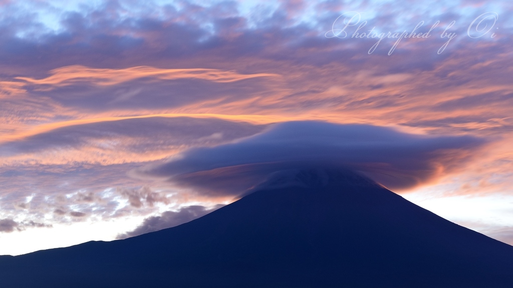 笠雲と朝焼けの富士山の写真̌̎時空を超えて̏ - 田貫湖・朝霧高原・天子山塊周辺エリア࿸静岡ݼ࿹̍