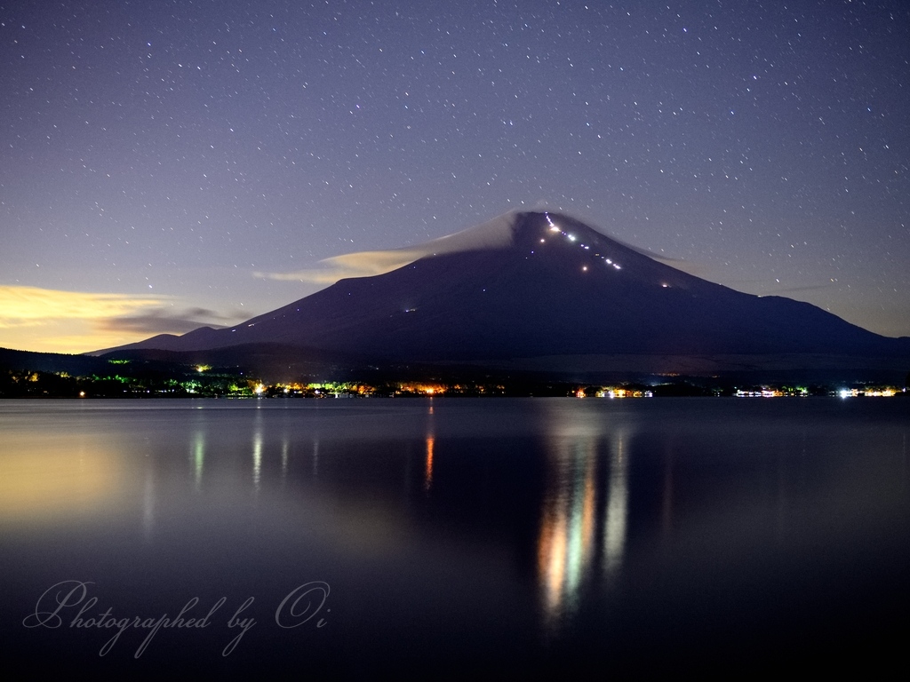 山中湖から望む夜の富士山࿸登山ࠅのٮかり࿹の写真̌̎֟の終わりの灯火̏ - 山中湖・忍野村・梨ヶ原エリア࿸山梨ݼ࿹̍