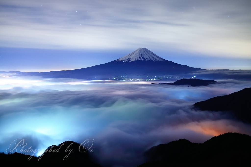 新道峠から望む雲海と富士山の写真̌̎暗闇のステージ̏ - 河口湖・御坂周辺山エリア࿸山梨ݼ࿹̍