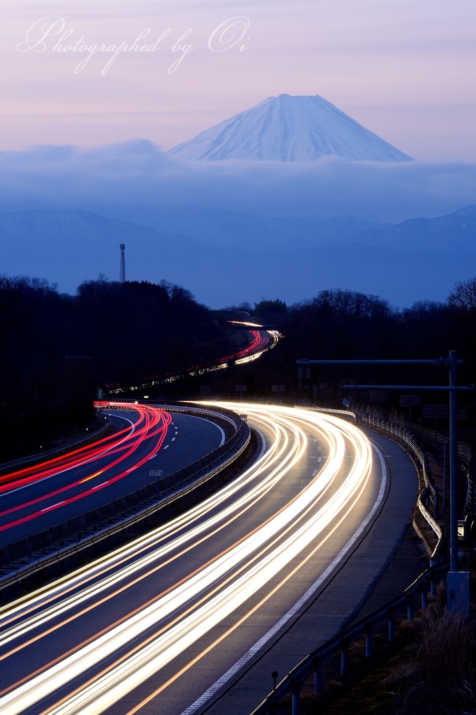 北杜ע・中自動車道の光跡と富士山の写真̌̎往來弧を描いて̏ - 甲府盆地平野部エリア࿸山梨ݼ࿹̍