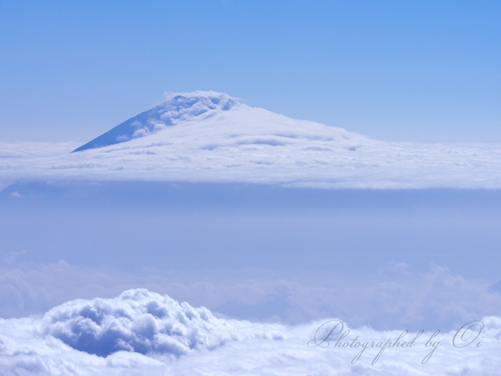 北岳より望む笠雲の富士山の写真̌̎雲́押し寄せる̏ - 南アルプス北部エリア࿸山梨ݼ࿹̍