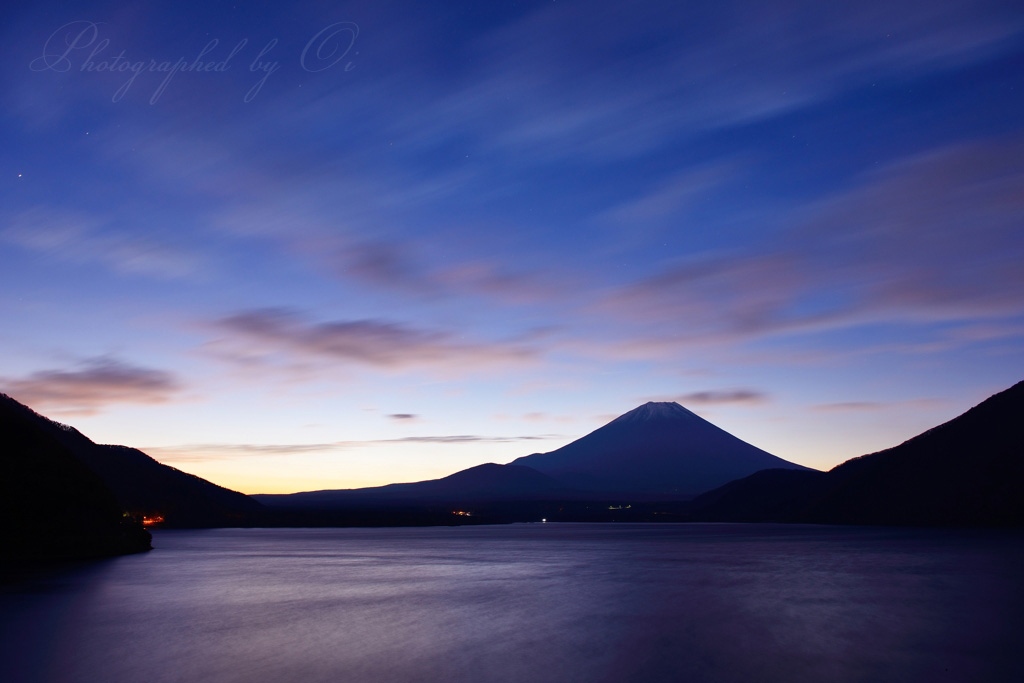 本栖湖から夜ٮけの富士山の写真̌̎朝焼雲疾走̏ - 精進湖・本栖湖・富士五湖西部周辺エリア࿸山梨ݼ࿹̍