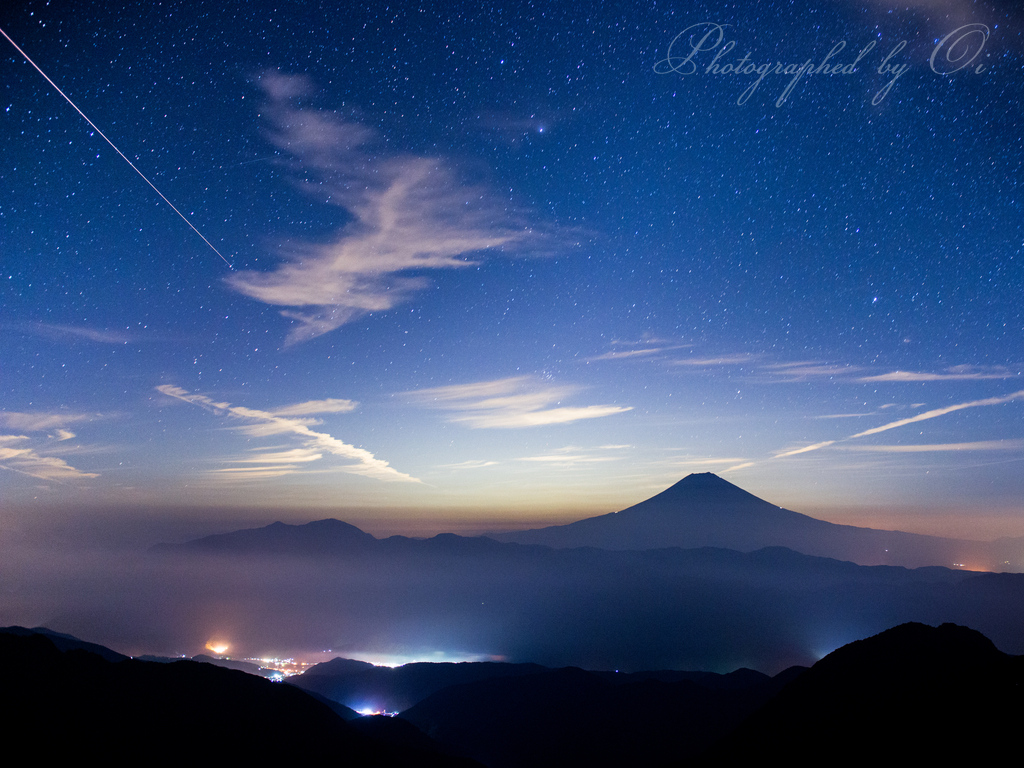 安ԍ峠より望む富士山と流星の写真̌̎宇宙からの来客̏ - 安ԍ奥山地エリア࿸静岡ݼ・山梨ݼ࿹̍