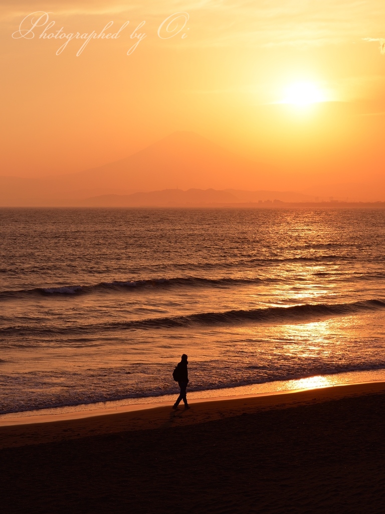 片瀬西浜海岸の夕日と富士山の写真̌̎青年̏ - 湘南江ノ島・鎌ԉエリア࿸神奈川ݼ࿹̍