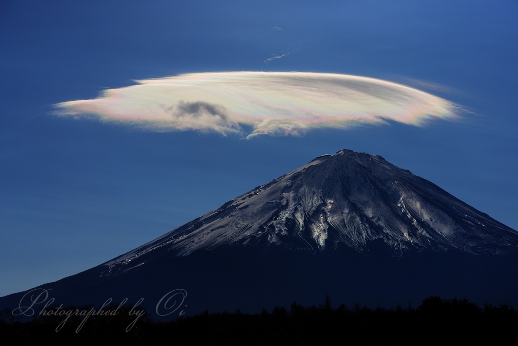 彩雲の笠雲と富士山の写真̌̎虹のざわめき̏ - 西湖・鳴沢・御坂山地西部エリア࿸山梨ݼ࿹̍