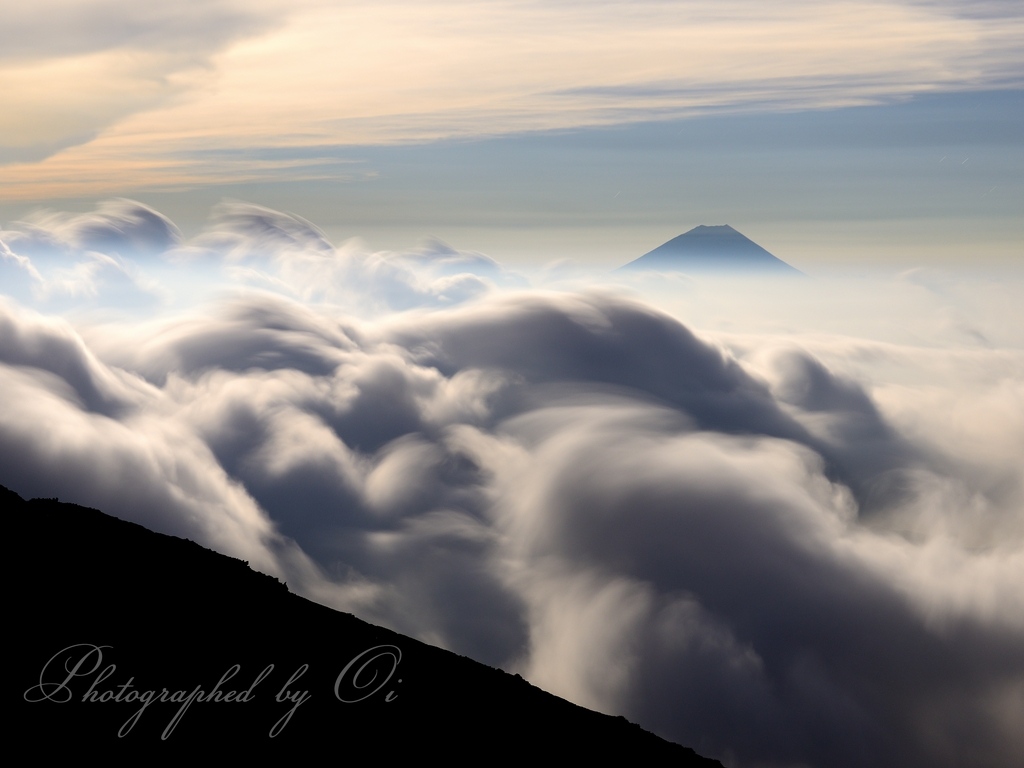 北岳・八本歯のコルより雲海と富士山の写真̌̎ٸ夜の激流̏ - 南アルプス北部エリア࿸山梨ݼ࿹̍