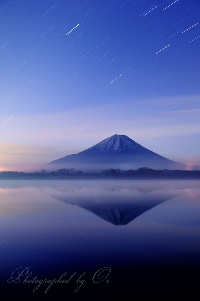 精進湖から望む夜ٮけの富士山とआさ富士の写真̌̎夜ٮけに描く̏ - 精進湖・本栖湖・富士五湖西部周辺エリア࿸山梨ݼ࿹̍