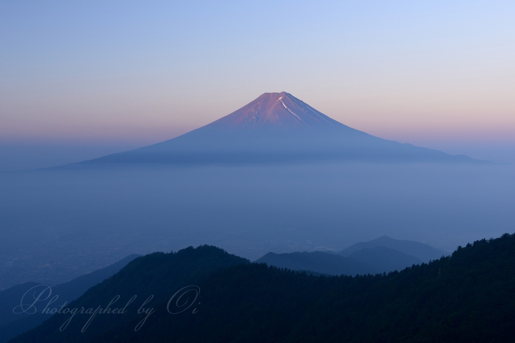 өつ峠の赤富士の写真̌̎霞のॺ峰̏ - 河口湖・御坂周辺山エリア࿸山梨ݼ࿹̍