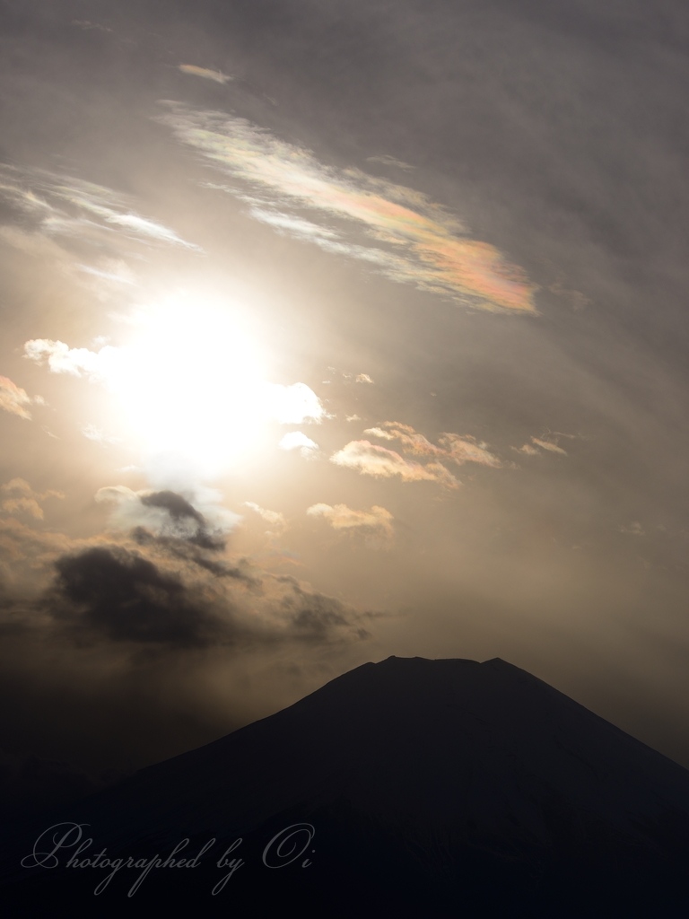 二十曲峠から望む彩雲と富士山の写真̌̎虹は駆け征く̏ - 山中湖・忍野村・梨ヶ原エリア࿸山梨ݼ࿹̍