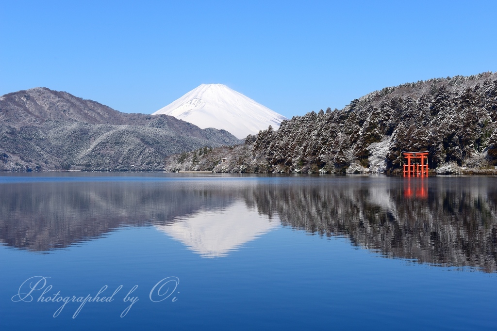 芦ノ湖湖畔の雪景色とआさ富士の写真̌̎एき通る雪の町̏ - 箱根外輪山・芦ノ湖周辺エリア࿸神奈川ݼ・静岡ݼ࿹̍