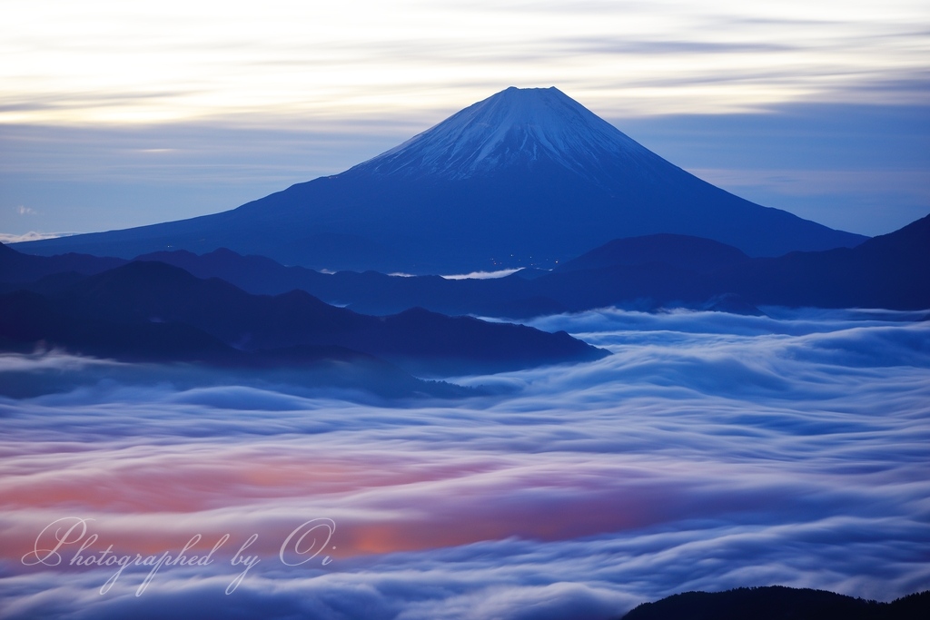 櫛形山から望む夜ٮけの雲海と富士山の写真̌̎大地の呼吸̏ - 南アルプス前衛エリア࿸山梨ݼ࿹̍