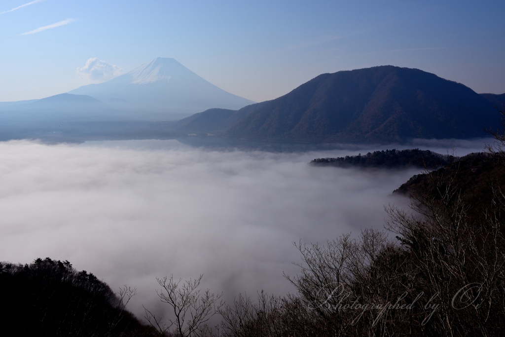 中之ԉ峠の雲海の写真̌̎覆われた湖̏ - 精進湖・本栖湖・富士五湖西部周辺エリア࿸山梨ݼ࿹̍