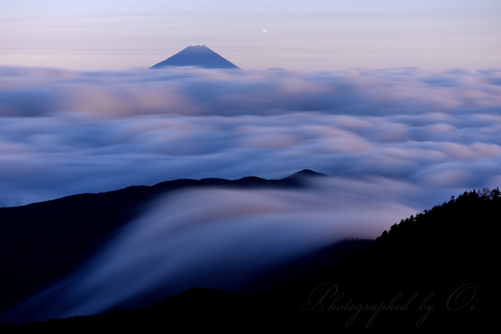 国師ヶ岳の滝雲と富士山の写真̌̎流れ始める̏ - 奥秩父連山稜線エリア࿸山梨ݼ・長野ݼ࿹̍