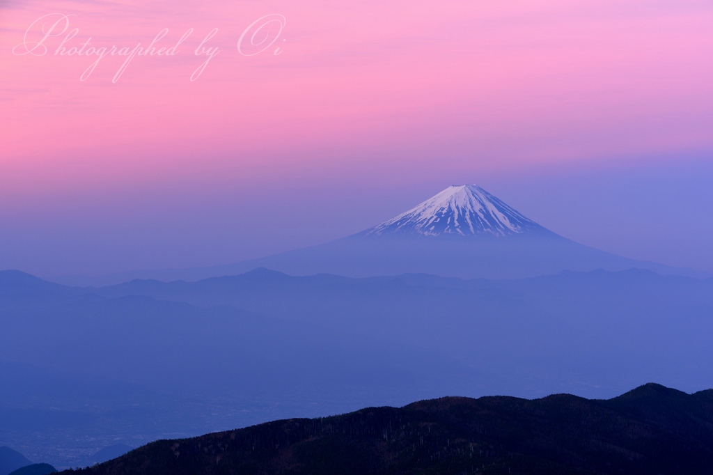 国師ヶ岳の朝焼け富士山の写真̌̎刹那の色̏ - 奥秩父連山稜線エリア࿸山梨ݼ・長野ݼ࿹̍
