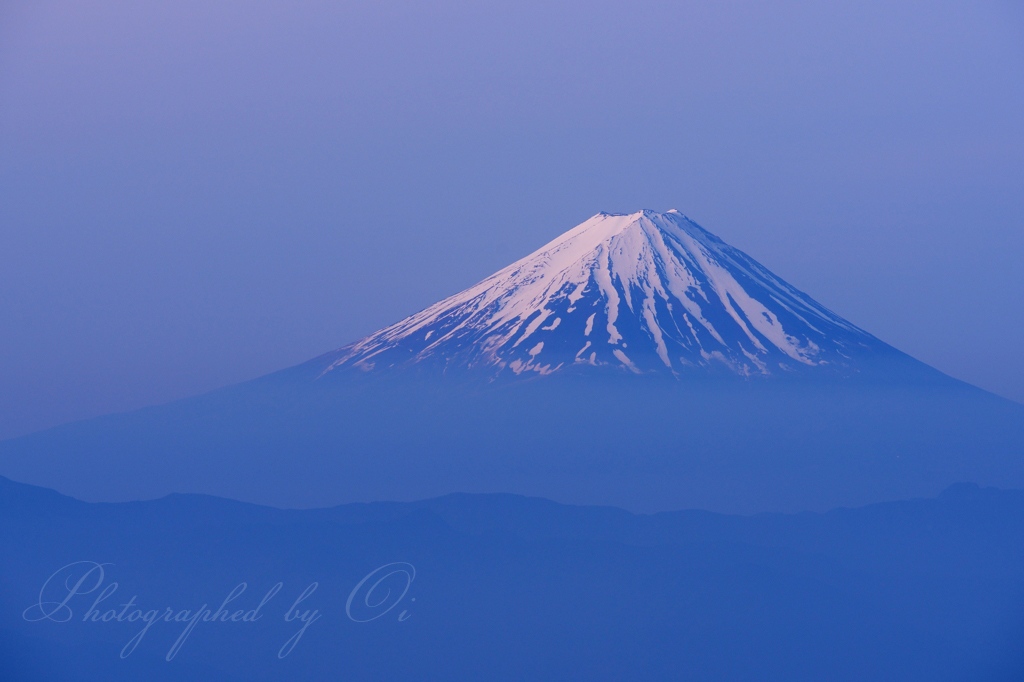 国師ヶ岳から見た富士山の写真̌̎残雪ٮるんで̏ - 奥秩父連山稜線エリア࿸山梨ݼ・長野ݼ࿹̍