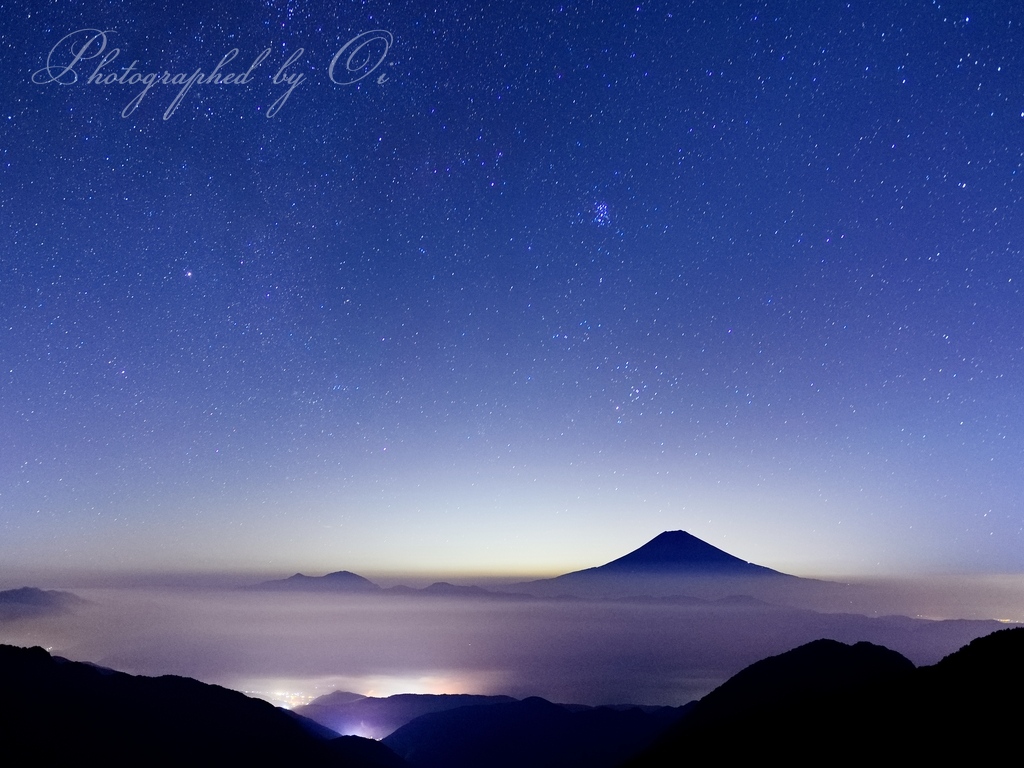 身延山地からの雲海と星空の富士山の写真̌̎星を散りばめた夜̏ - 安ԍ奥山地エリア࿸静岡ݼ・山梨ݼ࿹̍