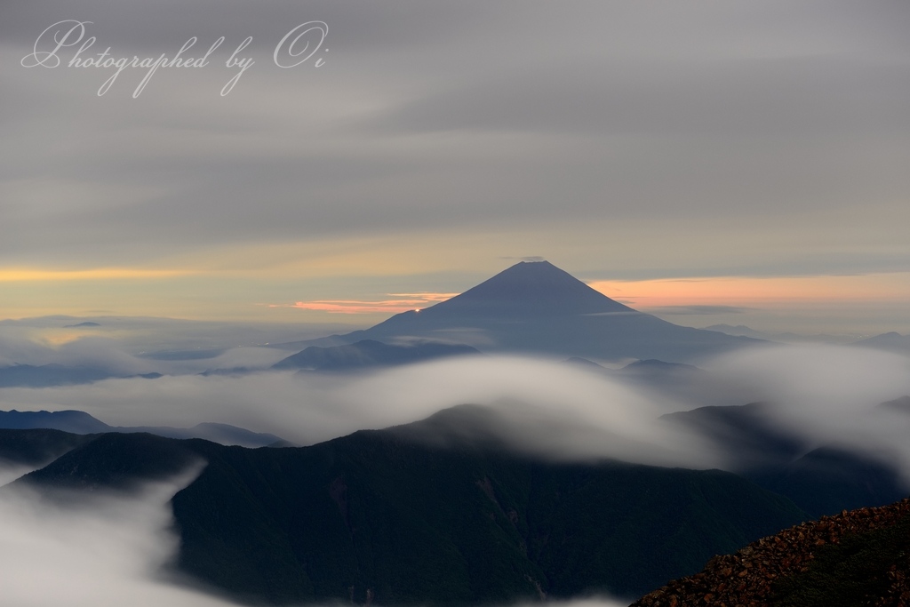 赤石岳から朝焼けの富士山の写真̌̎夜ٮけの灯̏ - 南アルプス中・南部エリア࿸静岡ݼ・長野ݼ࿹̍