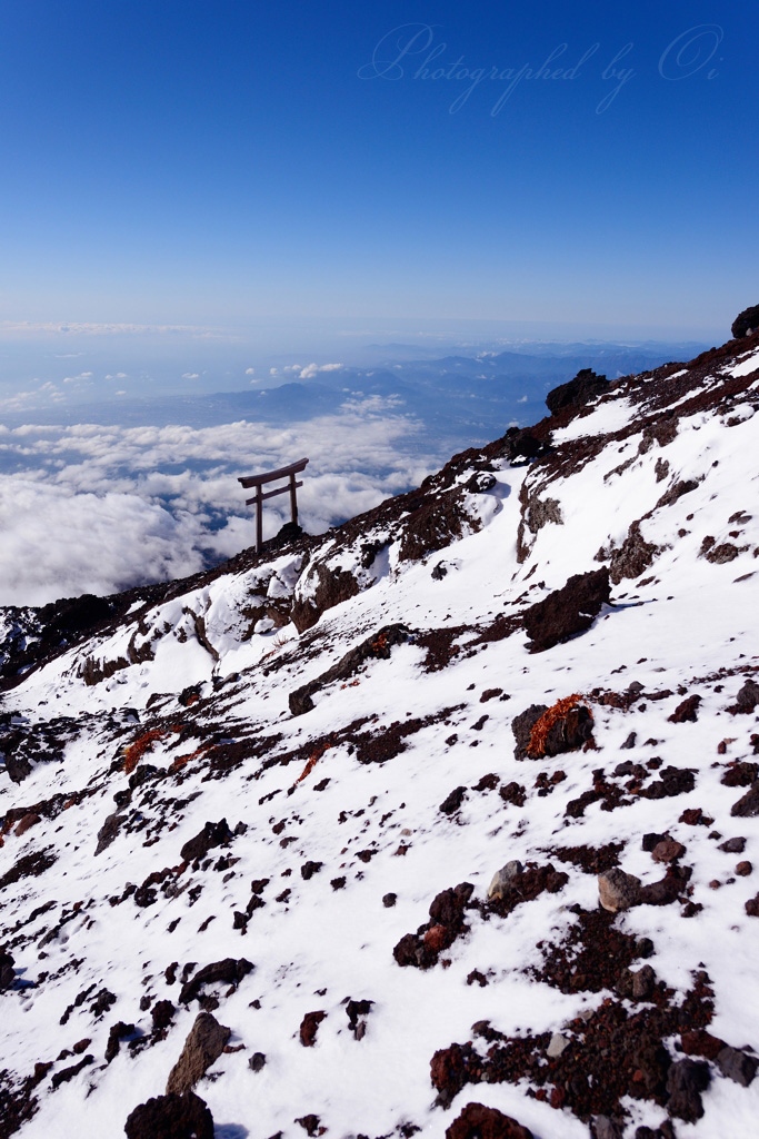富士山富士宮口8Ո目の鳥居の写真̌̎降雪の斜面̏ - 富士山山ং・登山道エリア̍