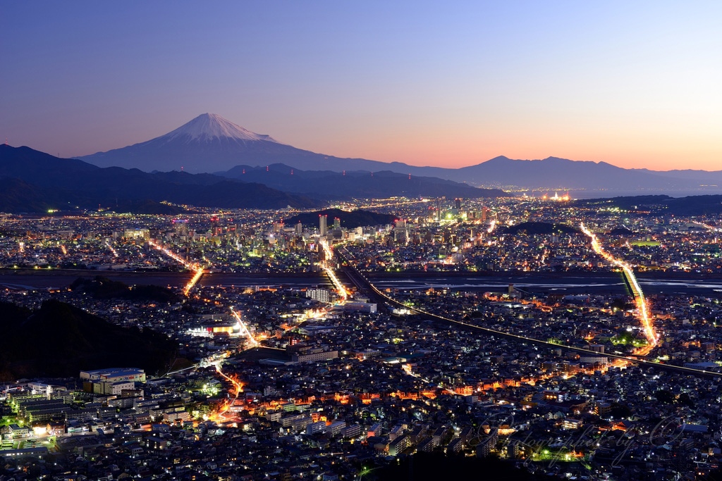 朝鮮岩からの夜景の写真̌̎煌きの夜ٮけ̏ - 静岡ݼ西部エリア࿸静岡ݼ࿹̍