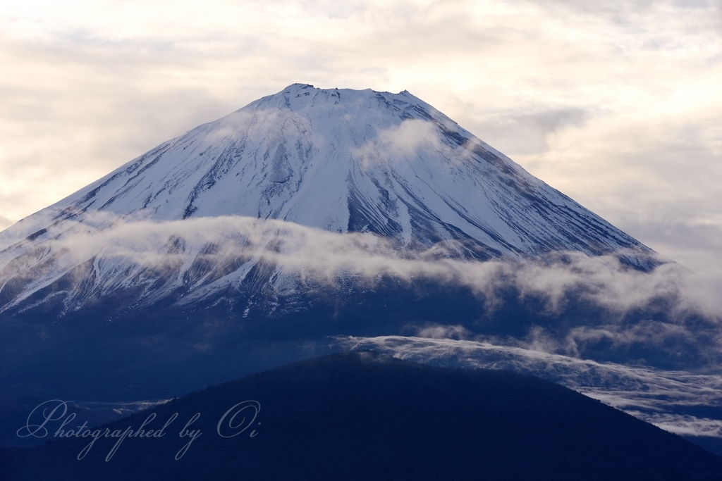 精進湖から望む富士山と雲の写真̌̎富士を征く̏ - 精進湖・本栖湖・富士五湖西部周辺エリア࿸山梨ݼ࿹̍