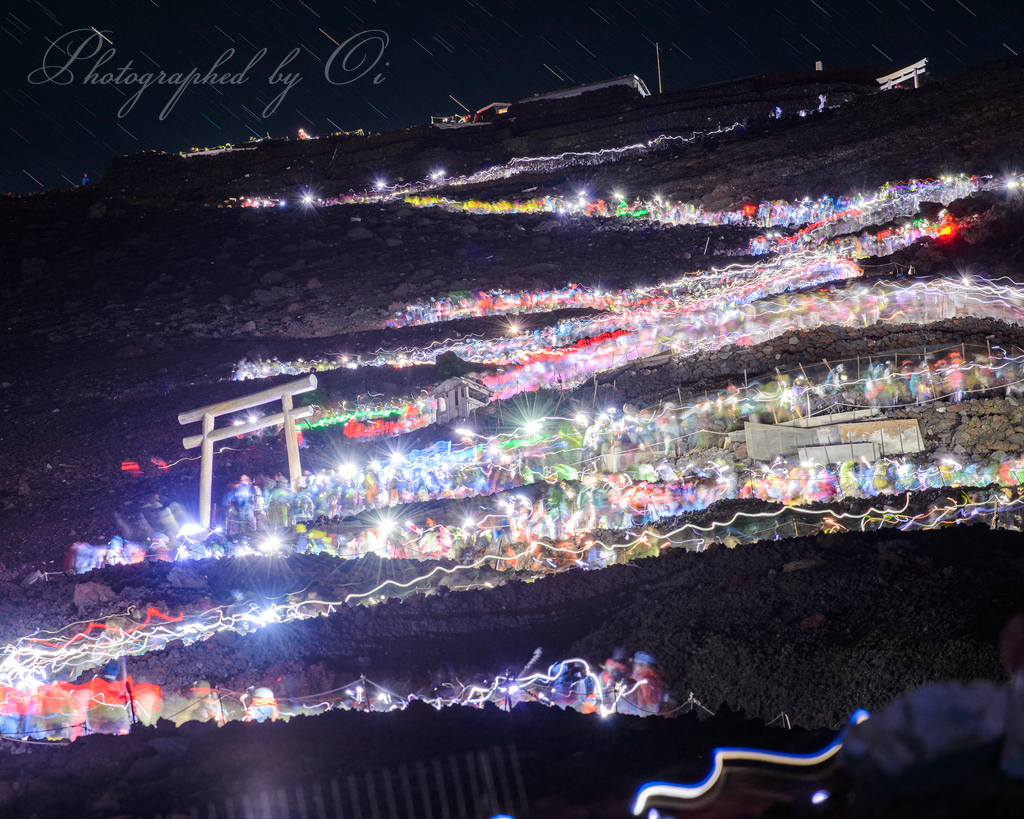 富士山を夜間登山する登山ࠅのヘッドライトの軌跡の写真̌̎Illuminated Trail̏ - 富士山山ং・登山道エリア̍