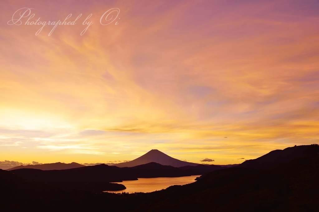大観山からの夕焼けと富士山の写真̌̎光と影̏ - 箱根外輪山・芦ノ湖周辺エリア࿸神奈川ݼ・静岡ݼ࿹̍