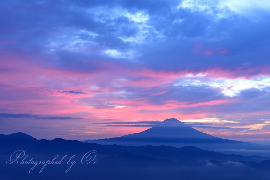 安ԍ峠からの朝焼けと富士山の写真̌̎藍空を塗り替えて̏ - 安ԍ奥山地エリア࿸静岡ݼ・山梨ݼ࿹̍