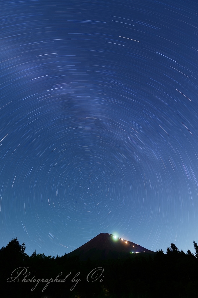 西臼塚から֟の富士山と日周運動の写真̌̎֟空廻る̏ - 富士山5Ո目・周辺道路エリア࿸山梨ݼ・静岡ݼ࿹̍