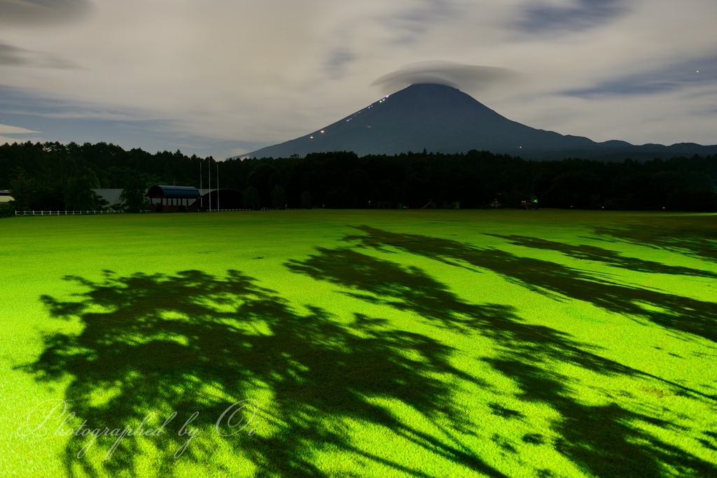 鳴沢より笠雲の富士山の写真̌̎真夜中の広場̏ - 西湖・鳴沢・御坂山地西部エリア࿸山梨ݼ࿹̍
